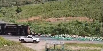 Carreta tomba e carga fica espalhada na BR-364, entre Sena Madureira e Manoel Urbano