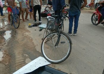 Colisão frontal entre duas motos deixa danos materiais e TV destruída em Tarauacá