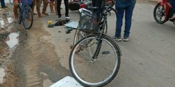 Colisão frontal entre duas motos deixa danos materiais e TV destruída em Tarauacá
