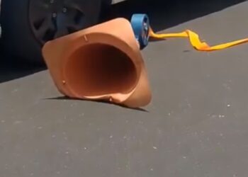 Sensação de 38°C chama atenção após cone de sinalização ficar deformado em Cruzeiro do Sul