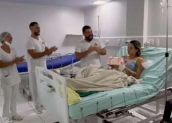 Internada após acidente, servidora de Tarauacá ganha bolo e parabéns de servidores em hospital de Cruzeiro do Sul
