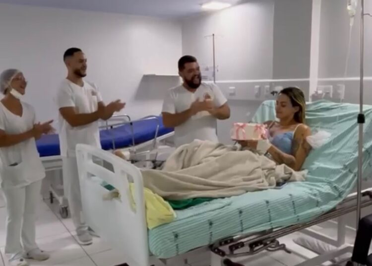 Internada após acidente, servidora de Tarauacá ganha bolo e parabéns de servidores em hospital de Cruzeiro do Sul