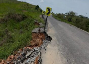 Caminhoneiro mostra erosões e alerta para risco na BR-364, no Acre