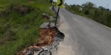 Caminhoneiro mostra erosões e alerta para risco na BR-364, no Acre
