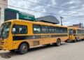 Prefeitura de Tarauacá recebe dois novos ônibus escolares com investimento superior a R$ 1 milhão