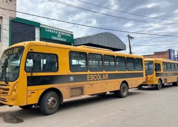 Prefeitura de Tarauacá recebe dois novos ônibus escolares com investimento superior a R$ 1 milhão