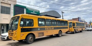 Prefeitura de Tarauacá recebe dois novos ônibus escolares com investimento superior a R$ 1 milhão