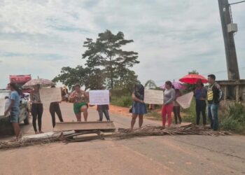 Familiares de detentos bloqueiam BR-364 durante protesto em Sena Madureira