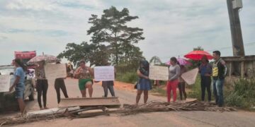 Familiares de detentos bloqueiam BR-364 durante protesto em Sena Madureira