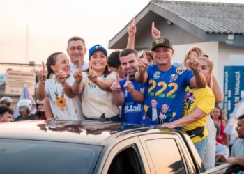 Em Tarauacá, Mailza e Jéssica arrastam multidão de apoiadores em grande carreata a dez dias das eleições
