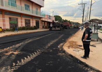 Prefeitura de Tarauacá dá continuidade à pavimentação asfáltica da Rua Antônio Pinto