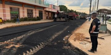 Prefeitura de Tarauacá dá continuidade à pavimentação asfáltica da Rua Antônio Pinto