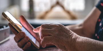 Tecnologia facilita rotina bancária de pessoas 60+