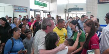 Pedro Longo é recebido com festa por apoiadores no aeroporto de Cruzeiro do Sul