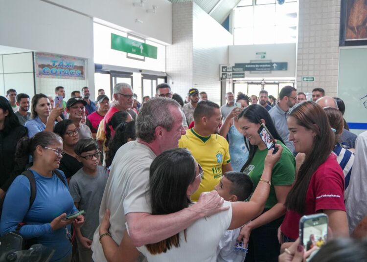 Pedro Longo é recebido com festa por apoiadores no aeroporto de Cruzeiro do Sul