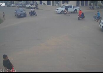 Motociclista escapa por pouco de acidente e colisão é registrada em cruzamento de Tarauacá