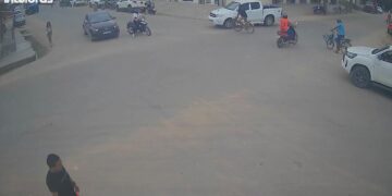 Motociclista escapa por pouco de acidente e colisão é registrada em cruzamento de Tarauacá