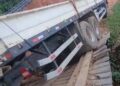 Ponte não suporta peso de caminhão, cede e deixa veículo preso em ramal de Sena Madureira
