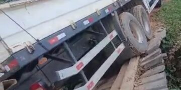 Ponte não suporta peso de caminhão, cede e deixa veículo preso em ramal de Sena Madureira