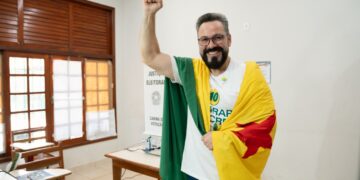 Alan vota com bandeira do Acre nas costas: “1º turno, se Deus quiser”