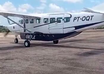 Avião transporta diesel para garantir geração de energia em Jordão diante do baixo nível do rio Tarauacá