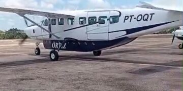 Avião transporta diesel para garantir geração de energia em Jordão diante do baixo nível do rio Tarauacá