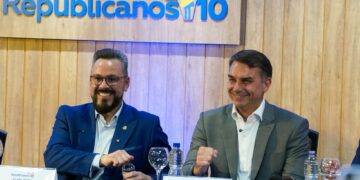 “Quem venceu foi a mudança”, afirma Flávio Bolsonaro ao lado de Alan Rick em Brasília