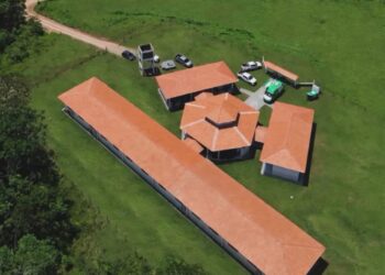 Prefeito Rodrigo Damasceno entrega nova Escola Polo na comunidade do Socó, na zona rural de Tarauacá, e destaca: “Esse projeto nasceu na nossa primeira gestão”