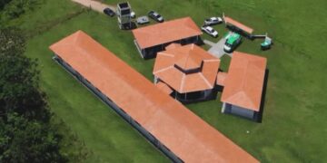 Prefeito Rodrigo Damasceno entrega nova Escola Polo na comunidade do Socó, na zona rural de Tarauacá, e destaca: “Esse projeto nasceu na nossa primeira gestão”