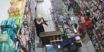 Grupo armado invade drogaria em Tarauacá, rende funcionário e rouba dinheiro e produtos