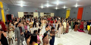 Ministério Internacional do Acre para as Nações reúne multidão no Aviva Tarauacá e doa R$ 5 mil para construção de casa para família