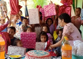 Veinha do Valmar e Maria Lucinéia levam alegria a mais de 500 crianças de comunidades rurais de Tarauacá
