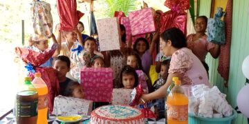 Veinha do Valmar e Maria Lucinéia levam alegria a mais de 500 crianças de comunidades rurais de Tarauacá
