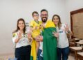 Com a bandeira do Acre nos ombros, Alan Rick vota e reforça compromisso com o estado