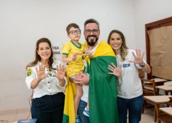 Com a bandeira do Acre nos ombros, Alan Rick vota e reforça compromisso com o estado