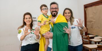 Com a bandeira do Acre nos ombros, Alan Rick vota e reforça compromisso com o estado
