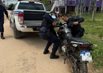 Polícia Militar recupera motocicleta Honda Bros escondida em matagal às margens do Rio Tarauacá