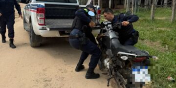 Polícia Militar recupera motocicleta Honda Bros escondida em matagal às margens do Rio Tarauacá