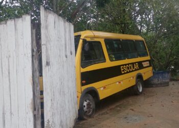 Ônibus escolares estão parados há seis meses em Marechal Thaumaturgo e moradores cobram providências