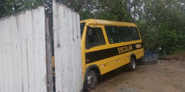 Ônibus escolares estão parados há seis meses em Marechal Thaumaturgo e moradores cobram providências