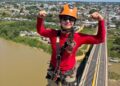 Bombeira mostra desafios para trocar bandeira a mais de 50 metros de altura em Ponte da União, em Cruzeiro do Sul