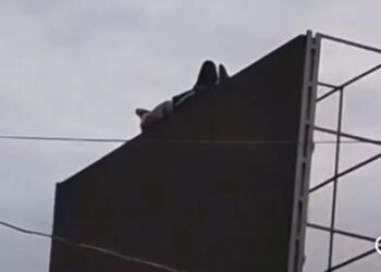 No Acre, homem dorme no topo de telão de LED e é resgatado por bombeiros