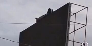 No Acre, homem dorme no topo de telão de LED e é resgatado por bombeiros