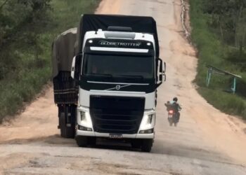 Vídeo expõe condições da BR-364 e dificuldades enfrentadas por caminhoneiros no Acre
