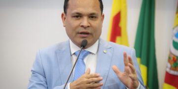 Tadeu Hassem denuncia corte de R$ 500 milhões no orçamento da Educação do Acre e cobra explicações