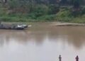 Avião que caiu em rio no Acre é retirado do local e levado de barco para Manoel Urbano