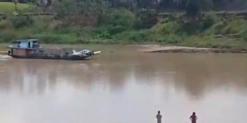Avião que caiu em rio no Acre é retirado do local e levado de barco para Manoel Urbano
