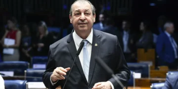 Amazonas: Omar Aziz vence disputa pelo governo e deixa vaga no Senado